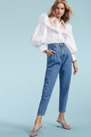 Кампания River Island SS 2020 (наряды и образы: белая блуза, синие джинсы)