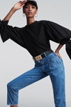 Кампанія River Island SS 2020 (наряди й образи: чорна блуза, сіні джинси, чорний ремінь)