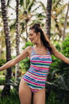 Kampania strojów kąpielowych Rosa Faia SS 2020 (ubrania i obraz: jednoczęściowy strój kapielowy pasiasty wielokolorowy)