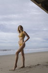 Kampania Sauipe Swim 2020. Malibu (ubrania i obraz: strój kąpielowy żółty)