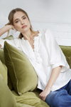 Кампанія Seraphina SS 2020 (наряди й образи: біла блуза, сіні джинси)