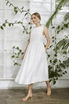 Kampania Seraphina SS 2020 (ubrania i obraz: sukienka biała, sandały złote)
