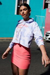 Kampania SiNSAY SS 2020 (ubrania i obraz: bluza z kapturem błękitna, spódnica w kolorze fuksji mini)