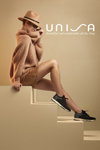 Кампанія Unisa FW 20/21 (наряди й образи: чорні кросівки, тілесна спідниця міні, тілесний джемпер, тілесна капелюх)