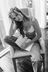 Josephine Skriver. LOVE by Victoria. Lookbook de lencería de Victoria's Secret (looks: sujetador blanco)