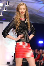 15.04.2011. skórzana kurtka (ubrania i obraz: sukienka mini pasiasta czerwono-biała)