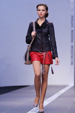 дефиле в шортах во время показа коллекции одежды торговой марки MONA (Сербия) в рамках BFW - Недели моды в Беларуси (октябрь 2010). кожаные шорты (наряды и образы: красные кожаные шорты, синяя кожаная куртка)