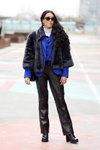 Moda uliczna — MBFW Madrid FW20/21 (ubrania i obraz: żakiet niebieski, skórzane spodnie czarne, bluzka niebieska)