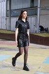 Уличная мода — MBFW Madrid FW20/21 (наряды и образы: чёрные колготки, чёрные ботинки, чёрное кожаное платье)