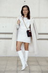 Moda uliczna — MBFW Madrid FW20/21 (ubrania i obraz: palto białe, sukienka mini biała, kozaki białe, torebka czarna)