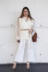 Moda uliczna — MBFW Madrid FW20/21 (ubrania i obraz: bluzka biała przejrzysta, torebka brązowa, spodnie białe)