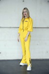 Moda uliczna — MBFW Madrid FW20/21 (ubrania i obraz: kombinezon żółty, buty sportowe białe)