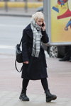 Straßenmode in Minsk. 02/2020 (Looks: grauer Schal, schwarze Strumpfhose, schwarze Handtasche, blonde Haare)