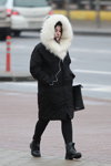 Moda en la calle en Minsk. 02/2020 (looks: abrigo negro, botas negras)