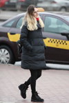 Straßenmode in Minsk. 02/2020 (Looks: schwarzer gesteppter Mantel, schwarze Strumpfhose, schwarze boots)