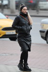 Moda en la calle en Minsk. 02/2020 (looks: chaqueta negra, falda negra, pantis negros)