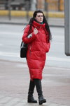 Straßenmode in Minsk. 02/2020 (Looks: roter gesteppter Mantel, schwarze Stiefel, schwarze Handtasche)