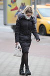 Moda en la calle en Minsk. 02/2020 (looks: abrigo negro, pantis negros, botines negros, bolso blanco)