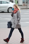 Moda en la calle en Minsk. 02/2020 (looks: , botas burdeos)