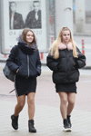 Straßenmode in Minsk. 02/2020 (Looks: schwarze Jacke, hautfarbene transparente Strumpfhose, schwarzes Mini Kleid)