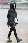 Moda en la calle en Minsk. 02/2020 (looks: chaqueta negra, bolso blanco)