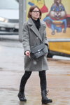 Moda en la calle en Minsk. 02/2020 (looks: abrigo gris, bolso negro, )