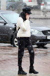 Moda en la calle en Minsk. 02/2020 (looks: chaqueta blanca, pantalón negro)