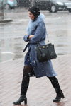 Moda en la calle en Minsk. 02/2020 (looks: abrigo azul claro, pantis negros, bolso negro, botas negras)