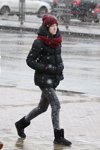 Straßenmode in Minsk. 02/2020 (Looks: Burgunder farbene Strickmütze, schwarze gesteppte Jacke, graue Jeans)