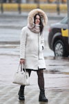 Straßenmode in Minsk. 02/2020 (Looks: weißer Mantel, weiße Handtasche, schwarze Strumpfhose, schwarze boots)