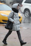 Straßenmode in Minsk. 02/2020 (Looks: graue Jacke, schwarze Handtasche, graue Jeans, schwarze boots, schwarzer Schal)