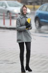 Moda en la calle en Minsk. 02/2020 (looks: abrigo gris, guantes de piel negros, vaquero gris)