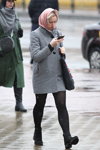 Straßenmode in Minsk. 02/2020 (Looks: grauer Mantel, schwarze Strumpfhose, schwarze Stiefeletten)