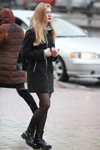 Moda en la calle en Minsk. 02/2020 (looks: pantis negros, abrigo negro, botines negros)