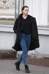 Moda en la calle en Minsk. 02/2020 (looks: abrigo negro, vaquero azul, jersey negro, botines negros)