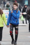 Moda en la calle en Minsk. 02/2020 (looks: chaqueta de deporte azul)