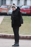 Straßenmode in Minsk. 02/2020 (Looks: schwarzer Pelzmantel, schwarzer Schal, schwarze Jeans, schwarze Stiefeletten, Chignon)
