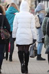 Straßenmode in Minsk. 02/2020 (Looks: weiße gesteppte Jacke, schwarze Stiefel, schwarze Halterlose Strümpfe mit Streifen-Abschluss mit Naht)