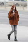 Moda uliczna w Mińsku. 03/2020 (ubrania i obraz: kurtka brązowa, spodnie w kratę szare, botki czarne)
