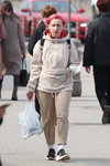 Moda uliczna w Mińsku. 03/2020 (ubrania i obraz: kurtka biała, spodnie beżowe, skarpetki bawełniane białe, buty sportowe czarne, kolorowe włosy)