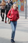 Straßenmode in Minsk. 03/2020 (Looks: himmelblaue Jeans, rote gesteppte Jacke, blonde Haare)
