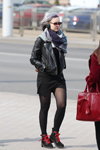 Moda en la calle en Minsk. 03/2020 (looks: pantis negros, cazadora biker de piel negra, botines negros, vestido negro corto, pelo de color)