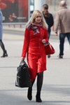 Moda en la calle en Minsk. 03/2020 (looks: cazadora biker de piel roja, falda roja, bolso rojo, pantis negros)