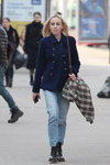 Moda uliczna w Mińsku. 03/2020 (ubrania i obraz: jeansy błękitne, żakiet niebieski, blond (kolor włosów))