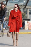 Moda en la calle en Minsk. 03/2020 (looks: abrigo rojo, bolso beis, botas beis, gafas de sol)