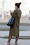 Moda uliczna w Mińsku. 03/2020 (ubrania i obraz: rajstopy czarne, płaszcz w kolorze khaki, buty sportowe różowe, torebka czarna)