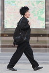 Уличная мода в Минске. 03/2020 (наряды и образы: чёрный брючный костюм, чёрные туфли, чёрный рюкзак)