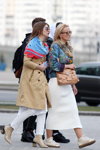Moda uliczna w Mińsku. 03/2020 (ubrania i obraz: płaszcz beżowy, jeansy białe, botki damskie beżowe, spódnica midi biała, torebka brązowa, blond (kolor włosów))