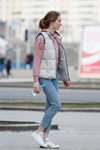 Straßenmode in Minsk. 03/2020 (Looks: lila Kapuzenpullover, graue gesteppte Weste, himmelblaue Jeans, weiße Sneakers)