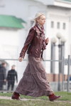 Moda uliczna w Mińsku. 03/2020 (ubrania i obraz: blond (kolor włosów), skórzana kurtka bordowa)